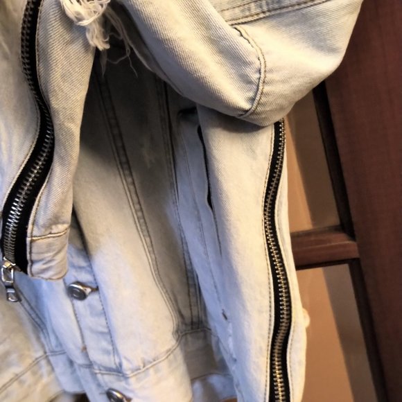 Forever 21 Men Distressed Denim Jacket-Size Large - Picture 4 of 5